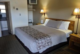 Economy Inn Elko allows 18 year olds to book a room
