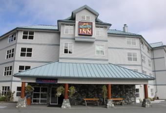 Quarterdeck Inn Port Hardy has rooms with a private hot tub