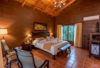 Hotel El Silencio del Campo has rooms with a private hot tub