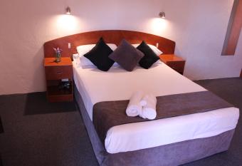 Childers Gateway Motor Inn allows 18 year olds to book a room