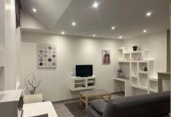 Le studio du centre allows 18 year olds to book a room