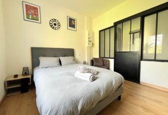 Studio lumineux    10 min de marche du centre ville allows 18 year olds to book a room