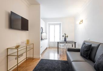 Milan Royal Suites - Centro Brera has Smoking rooms