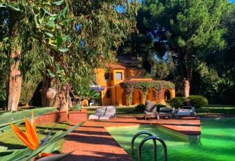 The Blue Eucalyptus has Balcony rooms