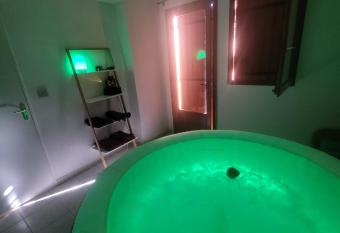 Villa 6p piscine spa privatif wifi proche des plages has rooms with a private hot tub