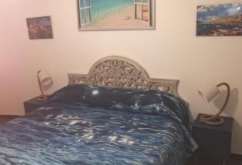 Gli scogli a due passi allows 18 year olds to book a room