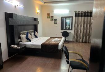 Staykr Rooms & BnB has rooms with a private hot tub