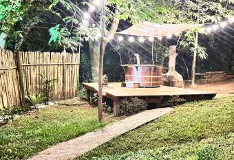 Casa Aconchego Recanto Santa F   has rooms with a private hot tub