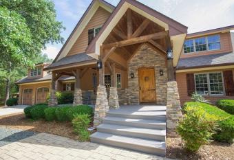 Golf home Outdoor pool, Pool Table, Game room, Sleep up to 12 has rooms with a private hot tub