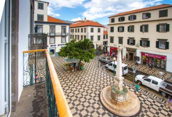 Esmeralda Holidays Apartments has rooms with a private hot tub