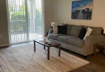 Newly Renovated Spacious Luxury Apartment, near UF allows 18 year olds to book a room