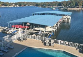 Lake Lodge Condo has Balcony rooms