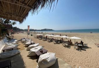 INAS OCEAN FRONT has Balcony rooms