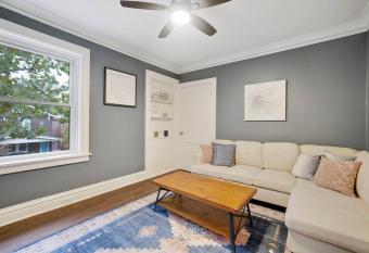 Peaceful & cozy. King bed. Remodeled. Gr8 4 long stays! allows 18 year olds to book a room