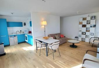 C  t   Parc, appart design avec terrasse has Balcony rooms