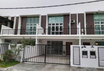 2 Storey terrace house at masai has Balcony rooms