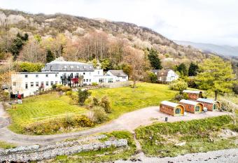 Onich Hotel & Lochside Beach Pods allows 18 year olds to book a room
