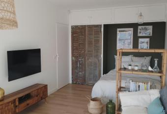 Le studio 51 allows 18 year olds to book a room