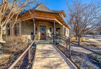 The Lovemore Grand Retreat~Hot Tub~Sleeps 7 has rooms with a private hot tub