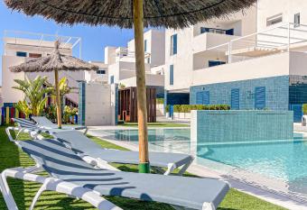 Hola Blanca - Sea, Golf, Chill allows 18 year olds to book a room