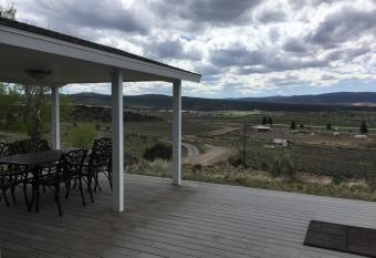 Hilltop Heaven - 5 Star Comfort and Views has Balcony rooms