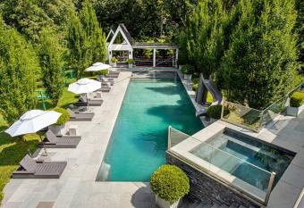 Hamptons Mansion at the beach has rooms with a private hot tub