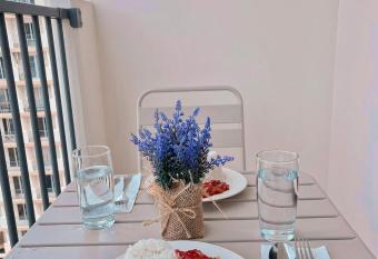 RichAirbnb Cebu has Balcony rooms