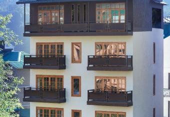 StandOut Suites has Smoking/Balcony rooms