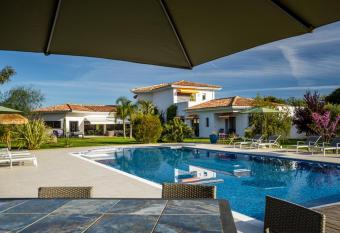 La villa du parc allows 18 year olds to book a room