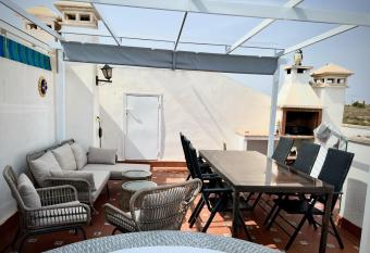 Casa de sue  os with private roof terrace and jacuzzi has rooms with a private hot tub