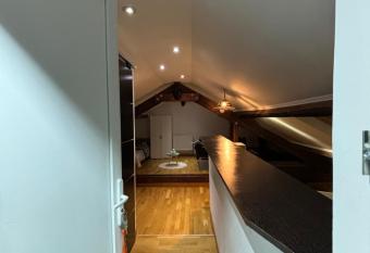 COSY GREENAPPART Versailles/Rambouillet + terrasse priv  e allows 18 year olds to book a room