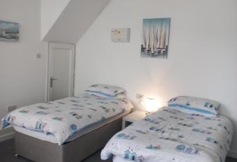 Sea Breeze Studio @ The Coach House allows 18 year olds to book a room