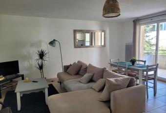 T3 proche bus et tram has Balcony rooms