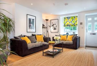 Luxury Town House in Tavistock Sleeps 8 allows 18 year olds to book a room