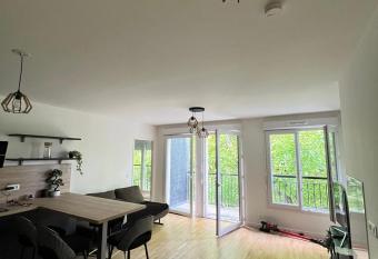 2 pi  ces standing entre Disneyland et Paris has Balcony rooms