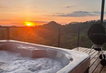 GoldenView+ Aire acondicionado+Jacuzzi (a 15 km de Monteverde) has rooms with a private hot tub