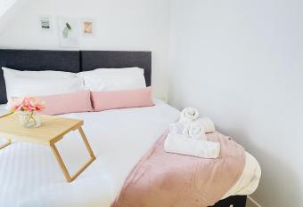 Spacious 4 Bedroom, Wi-Fi, 2 Gardens, Sleeps 8 - Amethyst has Balcony rooms