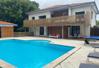 Maison Dharma    5km de la plage avec Sauna allows 18 year olds to book a room