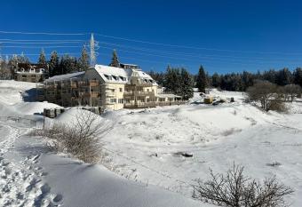 Appartement au pied des pistes avec grande terrasse has Balcony rooms