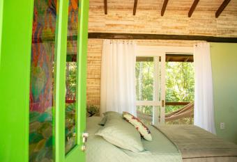 Chal   Esmeralda na Amarte perto do Templo Budista allows 18 year olds to book a room