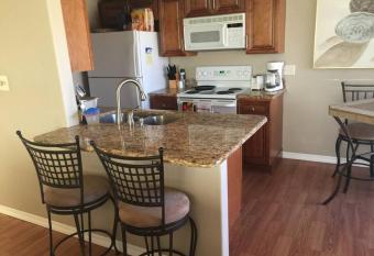 Lovely 2 bedrooms Condo Pool allows 18 year olds to book a room