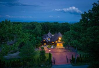                                                  has rooms with a private hot tub