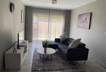 Yanaz Place has rooms with a private hot tub