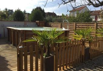 ESCALE AU FOND DU JARDIN allows 18 year olds to book a room