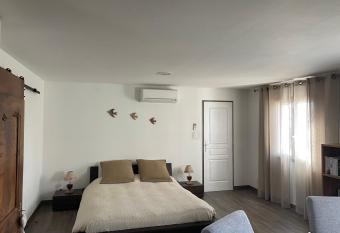 ARLES CAMPAGNE LOCATION allows 18 year olds to book a room