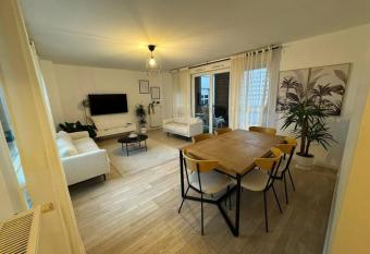 Elegant apartment near La D  fense and Arena has Balcony rooms