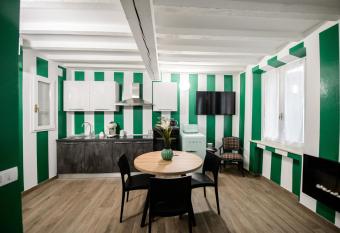PADDINGTON TORTELLINOSUITE Modena allows 18 year olds to book a room