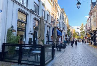 Hotel de Prince has rooms with a private hot tub