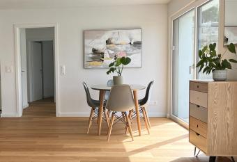 Gartenwohnung im modernen Stil has Balcony rooms