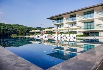 Oriental Resort Guangzhou allows 18 year olds to book a room